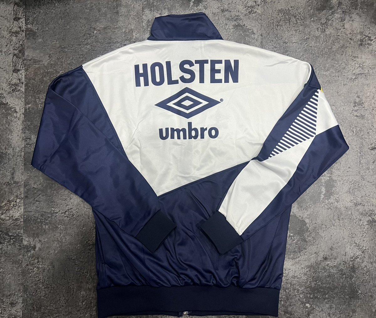 ⚪️ 📣 Spurs Giveaway! 

We’re giving away the sweatshirt and track top shown below!

To enter, simply:
✔️ Like this post
🔁 Retweet
👥 Follow our page

Winner announced Monday at 7PM!

Want to grab yours now? They’re also available to buy at:

classicfootytops.com/collections/to…