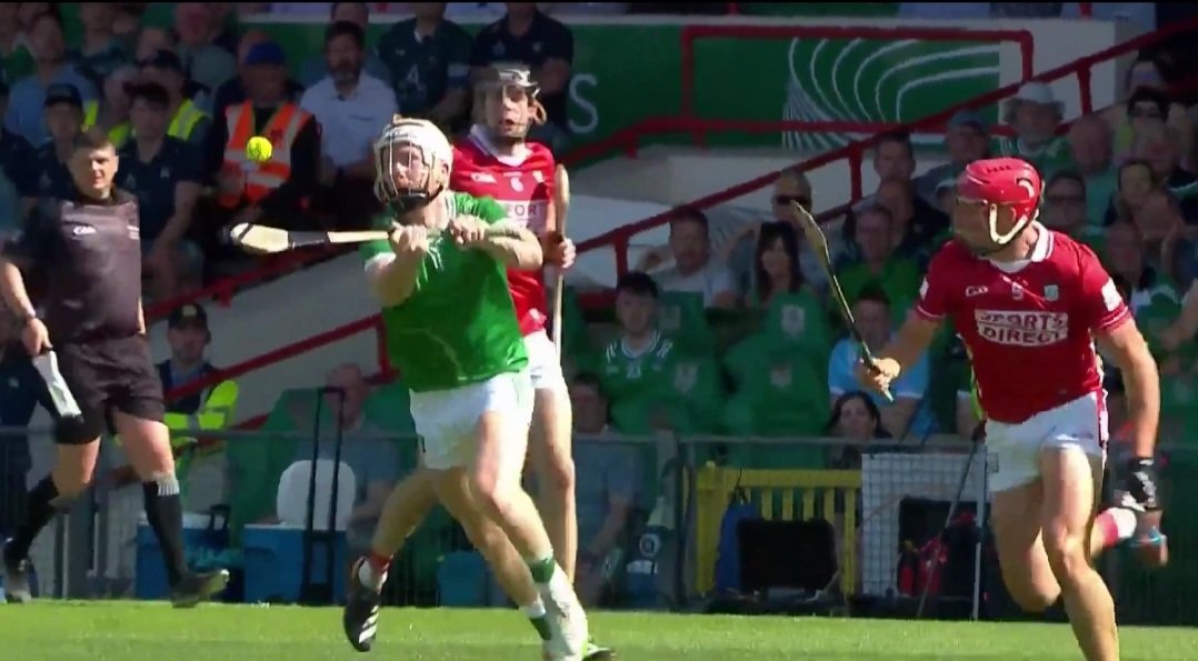 AlanEnglish9's tweet image. There will be 12-year-olds today talking in 2095 about seeing Cian Lynch play hurling. Genius at work
#LimVsCork #hurling 🇳🇬