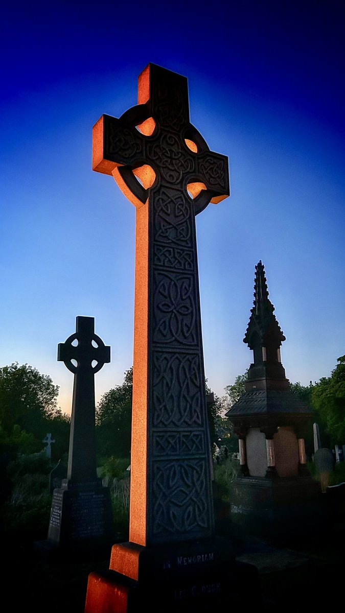 Undercliffe Cemetery (QAVS) tweet media