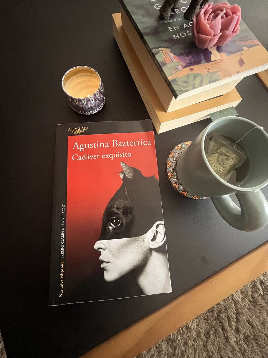 Maye_V's tweet photo. Cadáver Exquisito - Agustina 
Bazterrica.

Un libro perturbador que no solo se lee: se soporta, se sobrelleva.

Identificar un mundo que aunque distópico se siente peligrosamente cercano en la violencia sistemática, la cosificación del otro, el espejo que nos pone delante. https://t.co/ibWL6m9GRW