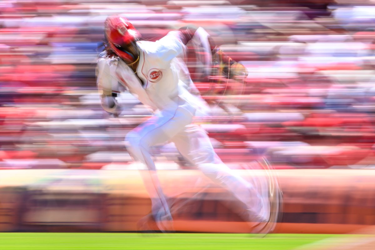 Elly De La Cruz is looking like The Flash 🏃‍♂️