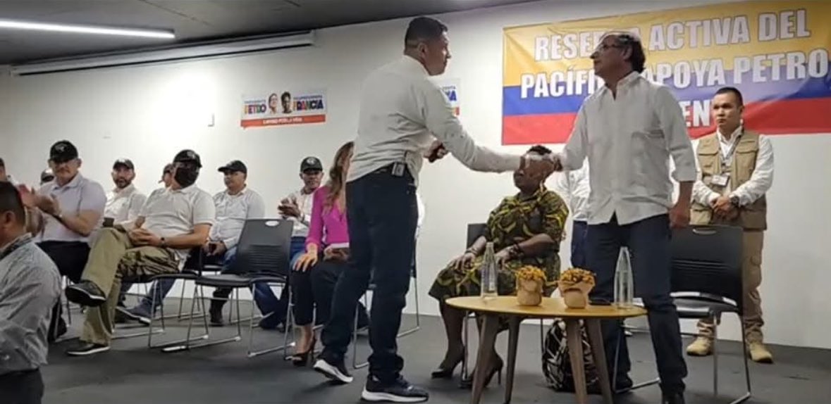 SARGENTOCHALA's tweet photo. La decisión que marcó un antes y un después

Hace un tiempo tomé la decisión de renunciar a cualquier aspiración electoral para 2026 y dedicarme por completo a lo que realmente me apasiona: denunciar las irregularidades que ocurren al interior de la Fuerza Pública —Ejército, Armada, Fuerza Aérea y Policía Nacional—, un espacio donde nadie se habían atrevido a incursionar.  

Al comienzo no fue fácil, pero con el tiempo logramos lo impensable: generar credibilidad y convertirnos en la voz de muchos uniformados, tanto activos como en retiro, y sus familias. Mientras algunos se limitaban a mostrar el lado bonito de las instituciones —ese marketing institucional financiado con presupuestos públicos—, nosotros elegimos el camino menos transitado: revelar la verdad oculta.  

Los resultados hablan por sí solos: investigaciones abiertas, destituciones, relevos y un malestar creciente entre quienes normalizan la falsa lealtad, encubriendo delitos de superiores, amigos o compañeros. Pero también surgió algo más poderoso: la figura de alguien desde afuera, impulsando un cambio real donde más se necesitaba.  

Nuestra metodología evolucionó. Ya no nos conformamos con denuncias superficiales; hoy analizamos con profundidad, investigamos con rigor y recopilamos pruebas para no caer en el juego de afectar a inocentes y llegar a ser utilizados. Son varias las denuncias que tenemos en contra, porque en este país, hasta el bandido exige "dignidad" cuando se siente aludido.  

Cambiamos la estrategia: dejamos de apuntar al soldado o al mando medio —eslabones débiles que terminan pagando por órdenes ajenas— y decidimos enfrentar a los verdaderos responsables: los altos mandos, un grupo más reducido que lleva sobre sus hombros la responsabilidad directa del actuar de las tropas. Entre ellos hay grandes liderazgos, personas con principios y ética profesional, pero también es más fácil identificar a aquellos "pequeños lunares" y exponerlos a la palestra pública: los que operan en las sombras, aquellos que abusan del poder y son arbitrarios con el personal bajo su mando. Esos que, en los peores casos, han tejido alianzas con el narcoterrorismo y se han logrado enriquecer de manera ilícita— que tienen propiedades en varias regiones del país y cuentas *offshore* que sus salarios jamás podrían justificar—. Contra ellos nos plantamos. Y lo seguiremos haciendo.  

Algunos dirán que es "resentimiento". Y sí, lo admito: soy un resentido… con aquellos ladrones de uniforme que se roban el erario publico.  

Pero hace unos días, recibí una propuesta muy interesante y algo cambió. Un proyecto que podría marcar el antes y el después en la política electoral: la conformación de una lista al Congreso en 2026 integrada por nuevos liderazgos —personas con ideales claros, progresistas de corazón, aliados de las políticas transformadoras del presidente @petrogustavo. Gente que no se ha doblegado, que ha sabido criticar lo malo y defender lo bueno, y que hoy son voces confiables para miles.  

Lo estamos considerando. Porque si hay una manera de escalar la lucha contra la corrupción y llevar la voz de los invisibles al poder, vale la pena intentarlo.