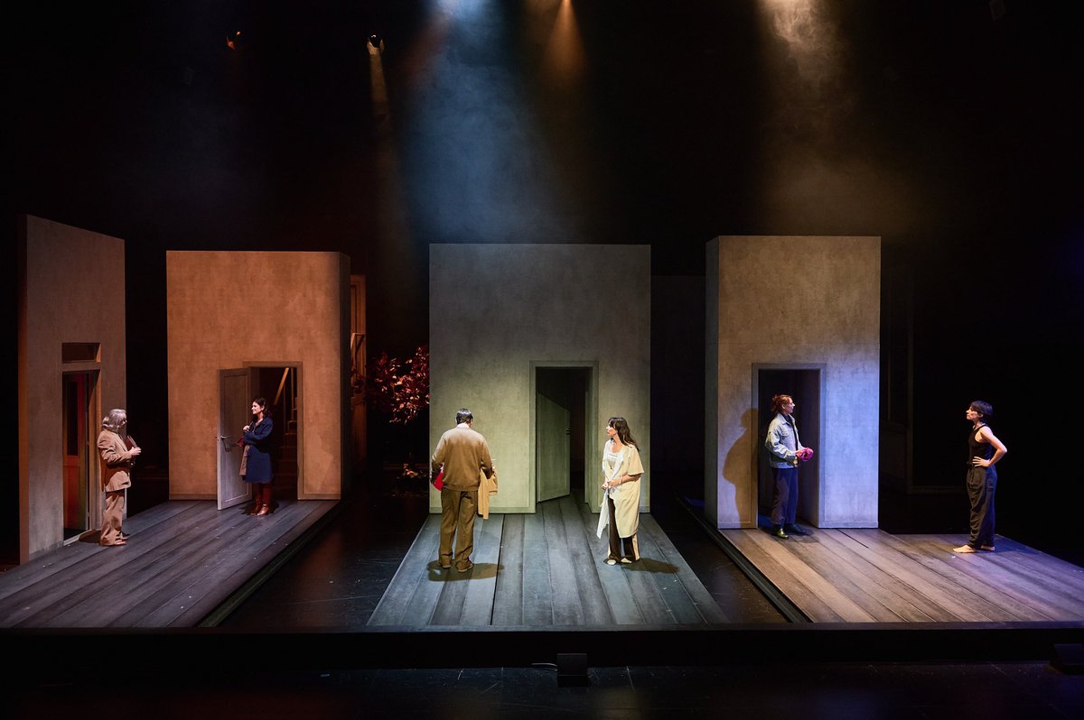 ‘Anatomia d’un suïcidi’ al <a href="/teatrenacional/">TNC</a>     és exigent. Narra (simultàniament) la història de tres generacions de dones ‘maleïdes’ i abocades a l’abisme. Especialment captivada per la fragilitat de Marta Ossó i la intensitat de Maria Ribera.