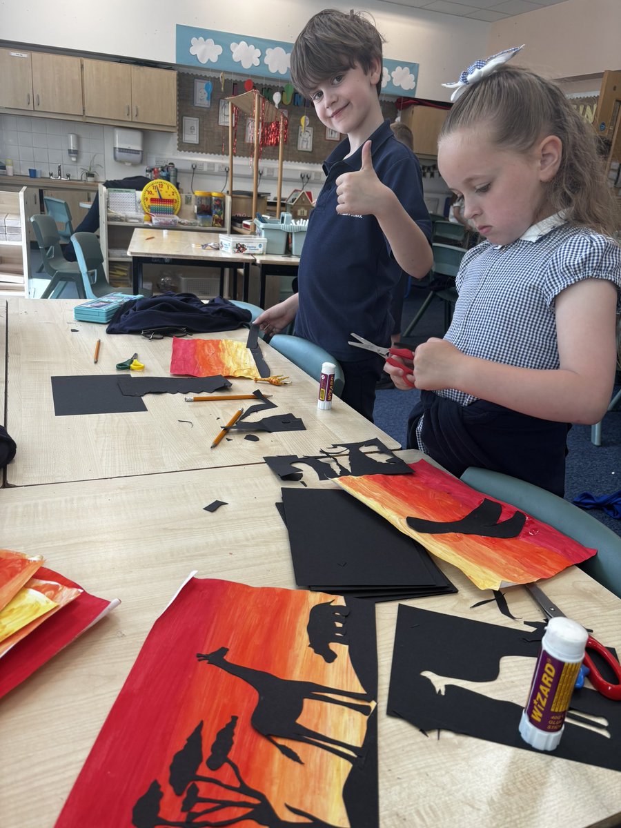 MissDochertySTA's tweet photo. Inspired by the beautiful weather, we took our creativity outside and created stunning African Savanna sunset art! 🌞🌅 Using shadows and tones, we explored light, colour, and silhouette to bring the savanna to life. 🎨🖤 #OutdoorLearning #SavannaArt https://t.co/467hOAsZH5