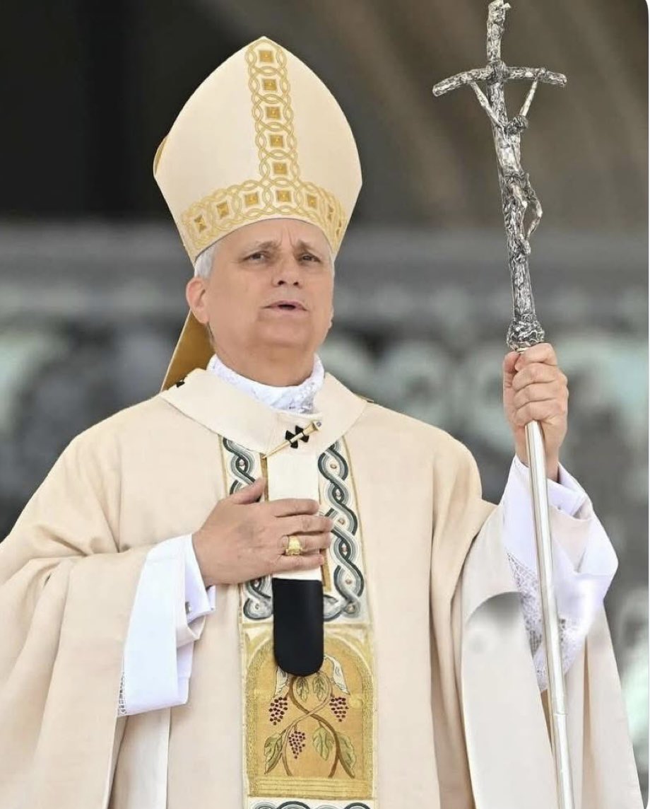 El Santo Padre Leon XlV inicia formalmente su servicio como Pastor Universal de la Iglesia católica.

“Fui elegido sin ningún mérito y, con temor y temblor, vengo a ustedes como un hermano que desea hacerse siervo de la fe y de la alegría ”.