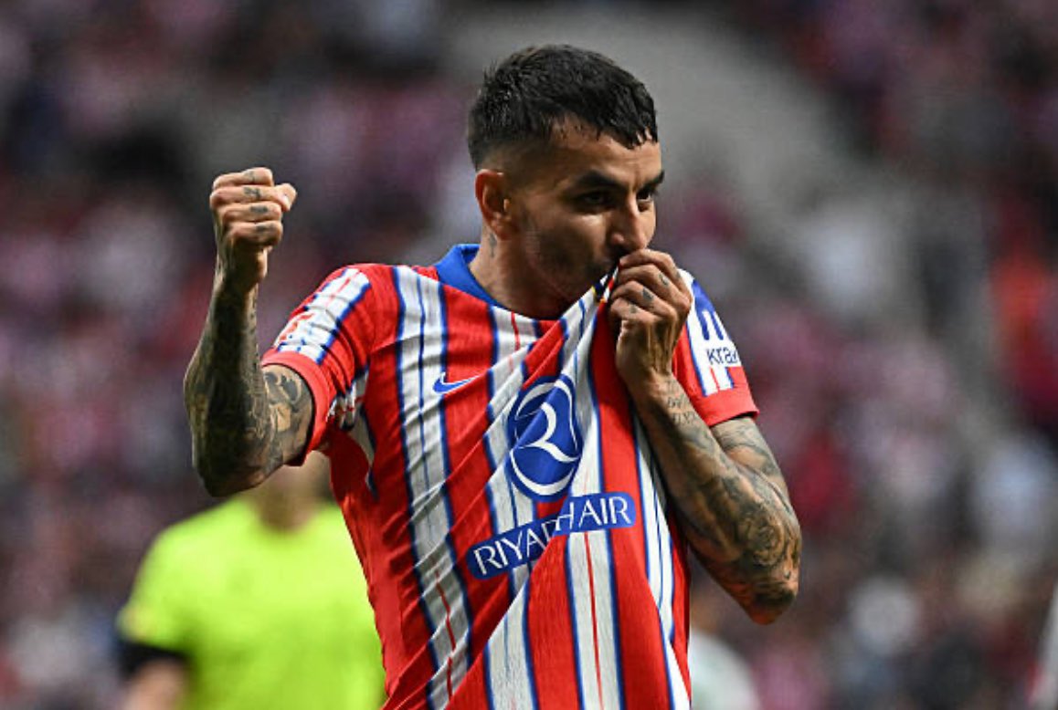 TaniaMartinC's tweet photo. Aquí, en ese beso al escudo, es donde los atléticos lloran. Pase lo que pase, qué bueno que viniste, @AngelCorrea32 👼 https://t.co/uhnPTn1Dal