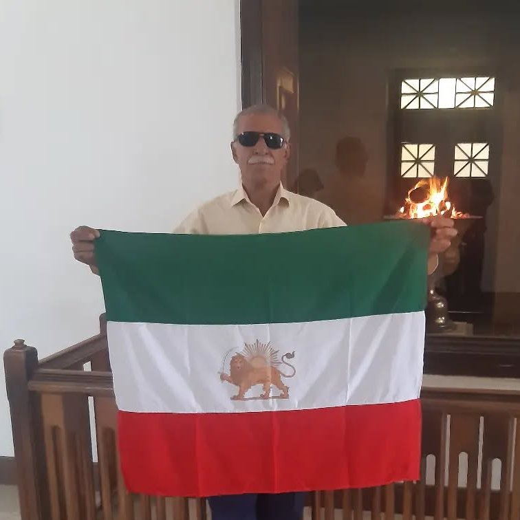 ThePaniranist's tweet photo. پاینده ایران
سرور «رضا ناصر» از هموندان حزب پان‌ایرانیست، به جرم برافراشتن درفش ملّی شیر و خورشید زندانی شد! 

سرور #رضا_ناصر (پشوتن) از پان‌ایرانیست‌های ساکن خوزستان که پیش‌تر در ۲۴ اردیبهشت‌ماه سال جاری خبر از احضار خود توسط اجرای احکام شعبهٔ هشت بیدادگاه انقلاب اسلامی اهواز داده بود، به جرم پاسداری از فرّ و فرهنگ ایران و برافراشتن درفش سه‌رنگ شیر و خورشید نشان، زندانی شد.

ایشان در پیامی به دوستان نوشت:
«گویا برای زندان رفتن باید آماده بشوم. از پیشگاه دوستان و هم‌اندیشان بدرود تا هنگامی دیگر.» 

یکشنبه، ۲۸ اردیبهشت ۲۵۸۴ / ۱۴۰۴
پاینده ایران

#پاینده_ایران #حزب_پان‌ایرانیست #زندانی_سیاسی #شیروخورشید #شیر_و_خورشید
