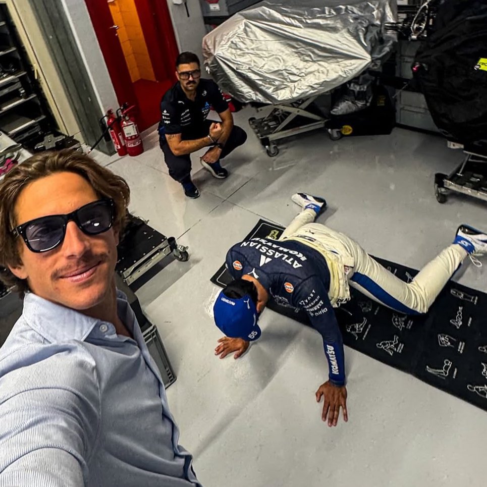 MV1SAINZ's tweet photo. essa ele tirou na fuleiragem pra fazer figurinha no wpp https://t.co/oe4jP2i3MS