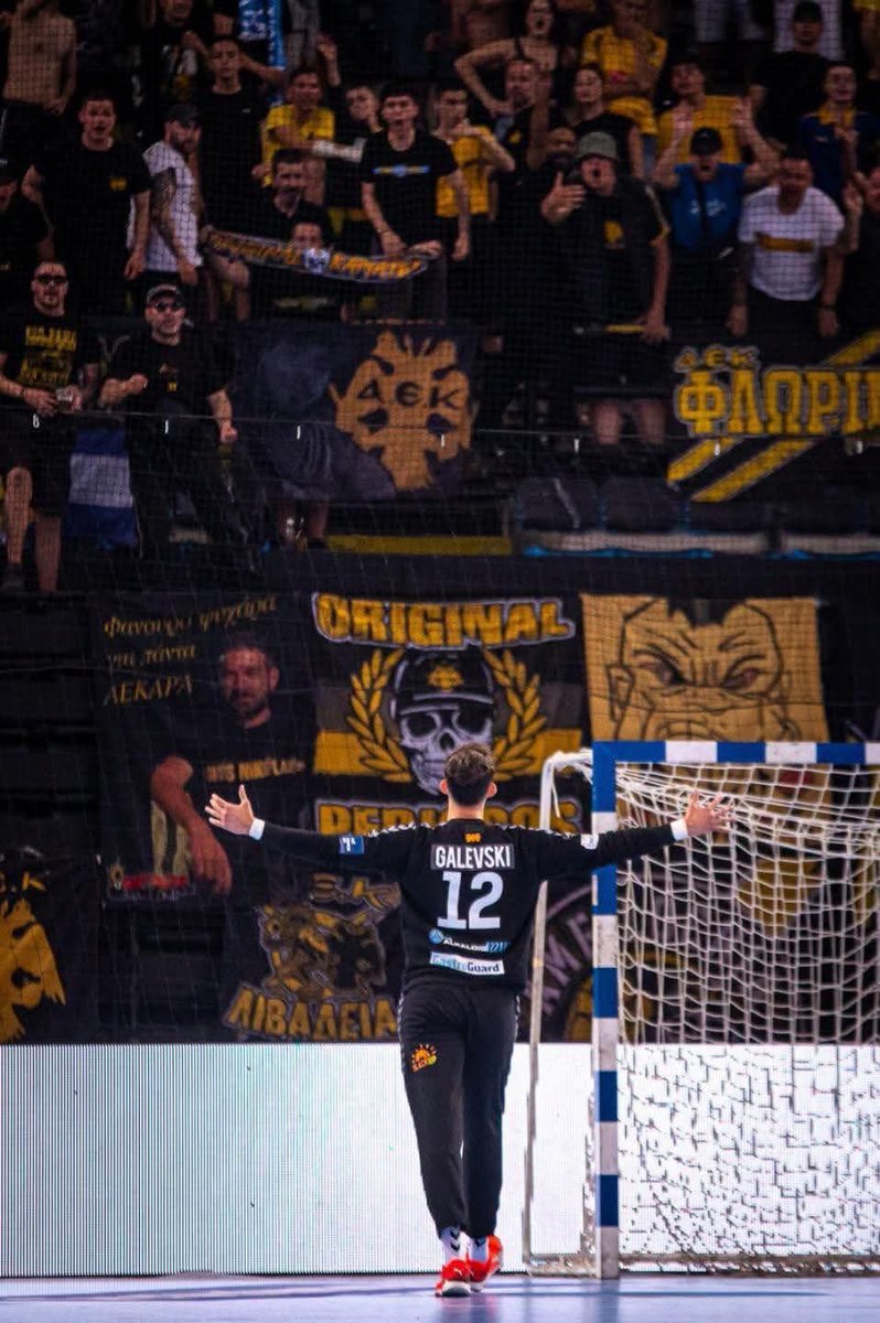 Внимавајте какви обележја користите… Во симболиката нема ништо неутрално а секој орел знае чие небо брани.
За момците на Лазаров капа доле👌🇲🇰
#Металург #АЕК #Финале #ЕХФ #Галевски