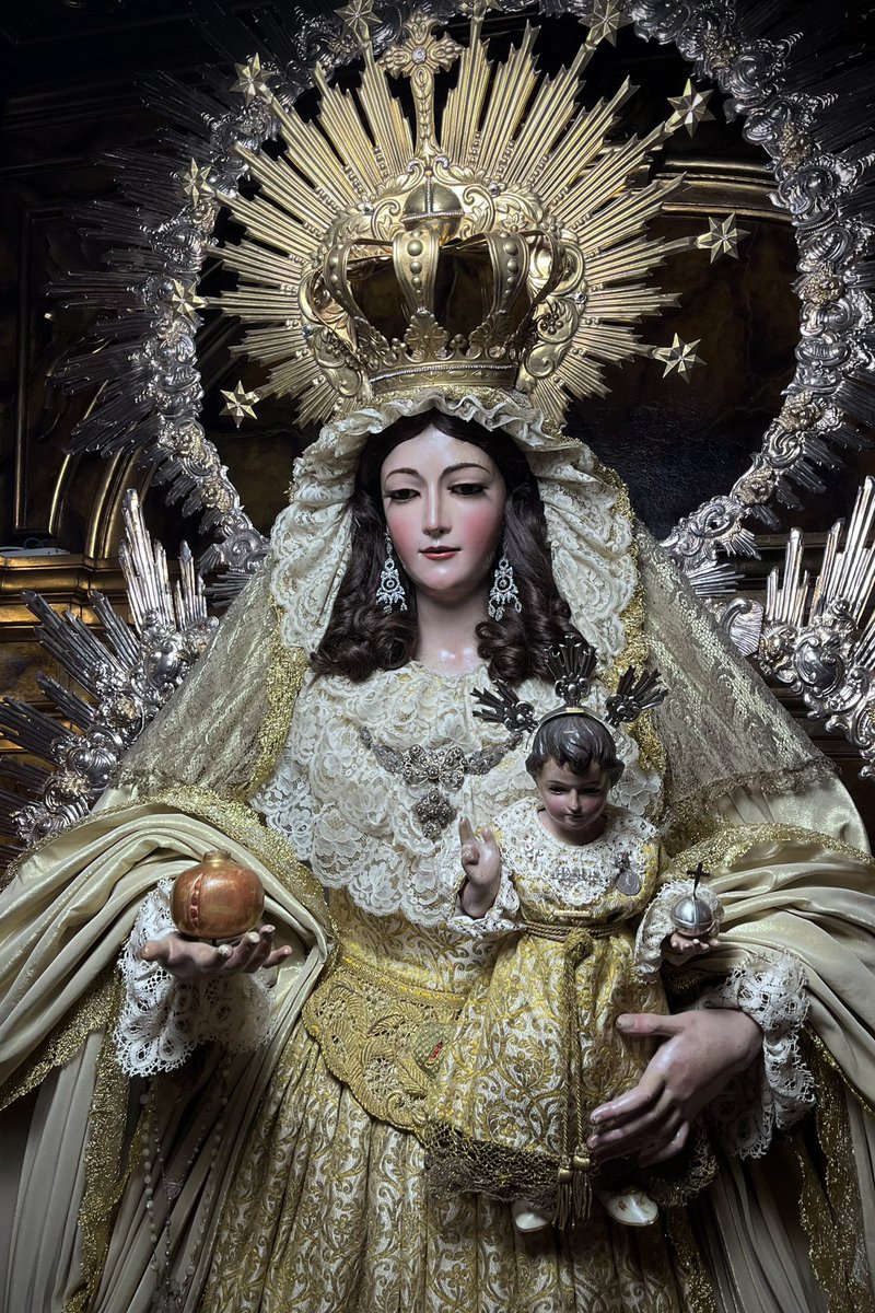diazlora88's tweet photo. Ntra. Sra. de la Granada Coronada vestida para el mes María. 
La Puebla del Río. https://t.co/yvGazmYAMU