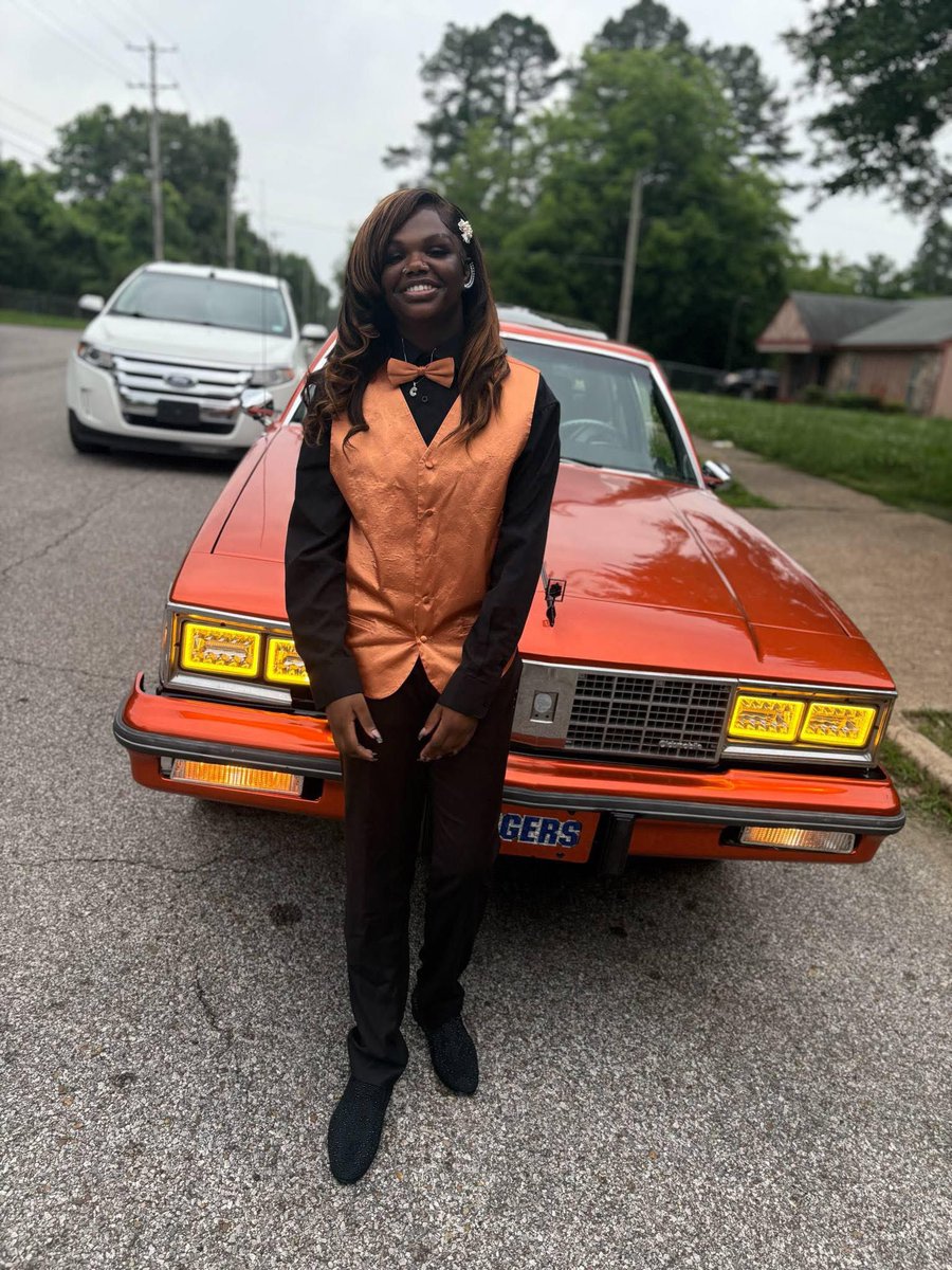 its_sav_bitch's tweet image. And she’s off!! Have fun CARLOUS!!! #8thgradeprom