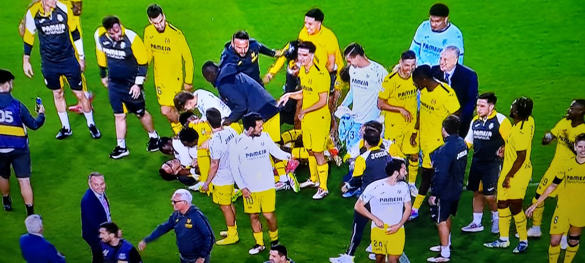 javier pérez pastor (@javperez11) on Twitter photo El <a href="/VillarrealCF/">Villarreal CF</a> es de <a href="/ChampionsLeague/">UEFA Champions League</a> !
Enhorabuena a <a href="/Marcelino/">Marcelino Garcia Toral</a> (ídolo) y su cuerpo técnico, a los jugadores del primero al último, a los empleados del club, a la afición. Y todo gracias a los Roig (<a href="/FernandoRN1974/">Fernando Roig N</a>, gran trabajo) que siguen apostando en un proyecto ilusionante El <a href="/VillarrealCF/">Villarreal CF</a> es de <a href="/ChampionsLeague/">UEFA Champions League</a> !
Enhorabuena a <a href="/Marcelino/">Marcelino Garcia Toral</a> (ídolo) y su cuerpo técnico, a los jugadores del primero al último, a los empleados del club, a la afición. Y todo gracias a los Roig (<a href="/FernandoRN1974/">Fernando Roig N</a>, gran trabajo) que siguen apostando en un proyecto ilusionante