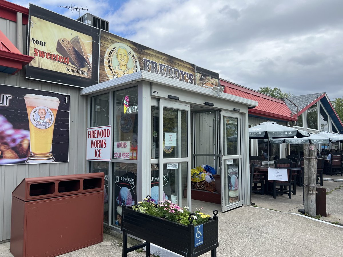 Hidden gem in Leamington Ontario! Real food, friendly service,. On way to Point Pelee, near Pelee Wings ( bird stuff), beside kids’ playground. The worms are not on the menu. They are for fish.
