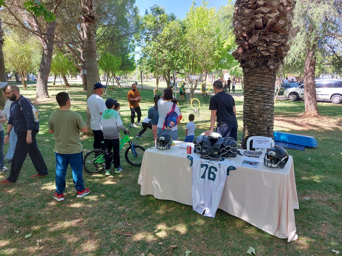 NomadasFootball's tweet photo. Hoy hemos estado en el parque de Las Mercedes, Almendralejo. Enseñando nuestro deporte por el día de las familia!! Nos vemos después de verano! https://t.co/xIv7q1mmAs