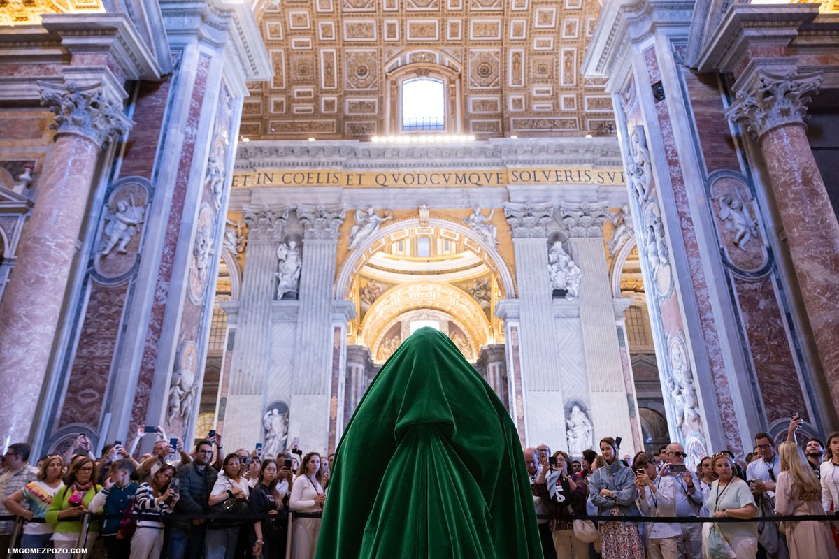 Así se vivió el traslado de la Esperanza en el interior de El Vaticano <a href="/pasoyesperanza/">Esperanza de Málaga</a> .Más en instagram.com/p/DJzmdYCChhZ/…