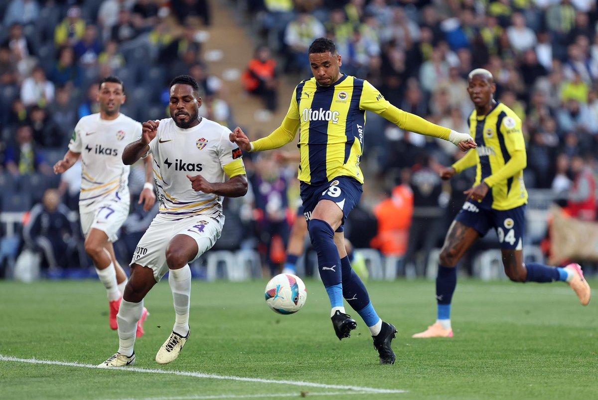 Emeğinize sağlık.

Attığınız goller "tuhaf" ofsayt çizgilerinden döndü, kendinizi yerden yere atmadığımız için penaltılar kazanamadınız...

Varsa hakkım helaldir. Sizinle gurur duyuyorum.

Teşekkürler Dzeko
Teşekkürler En-nesyri
Teşekkürler FENERBAHÇE