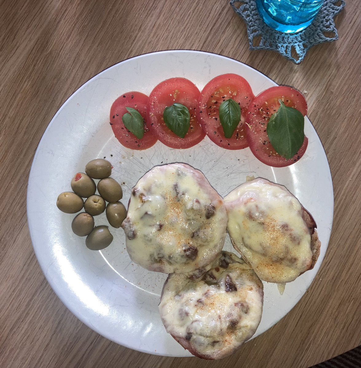 ivaraasenstan's tweet photo. ostesmørbørd til meddan i dag #luksus #gorme https://t.co/CvZWwTsfup