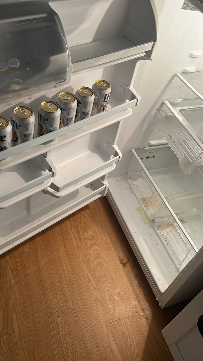 Haywoodjab69521's tweet photo. Yes, I’m having beer for breakfast. #LANK #its3pm #ijustgraduated https://t.co/kJWzcG1DXs