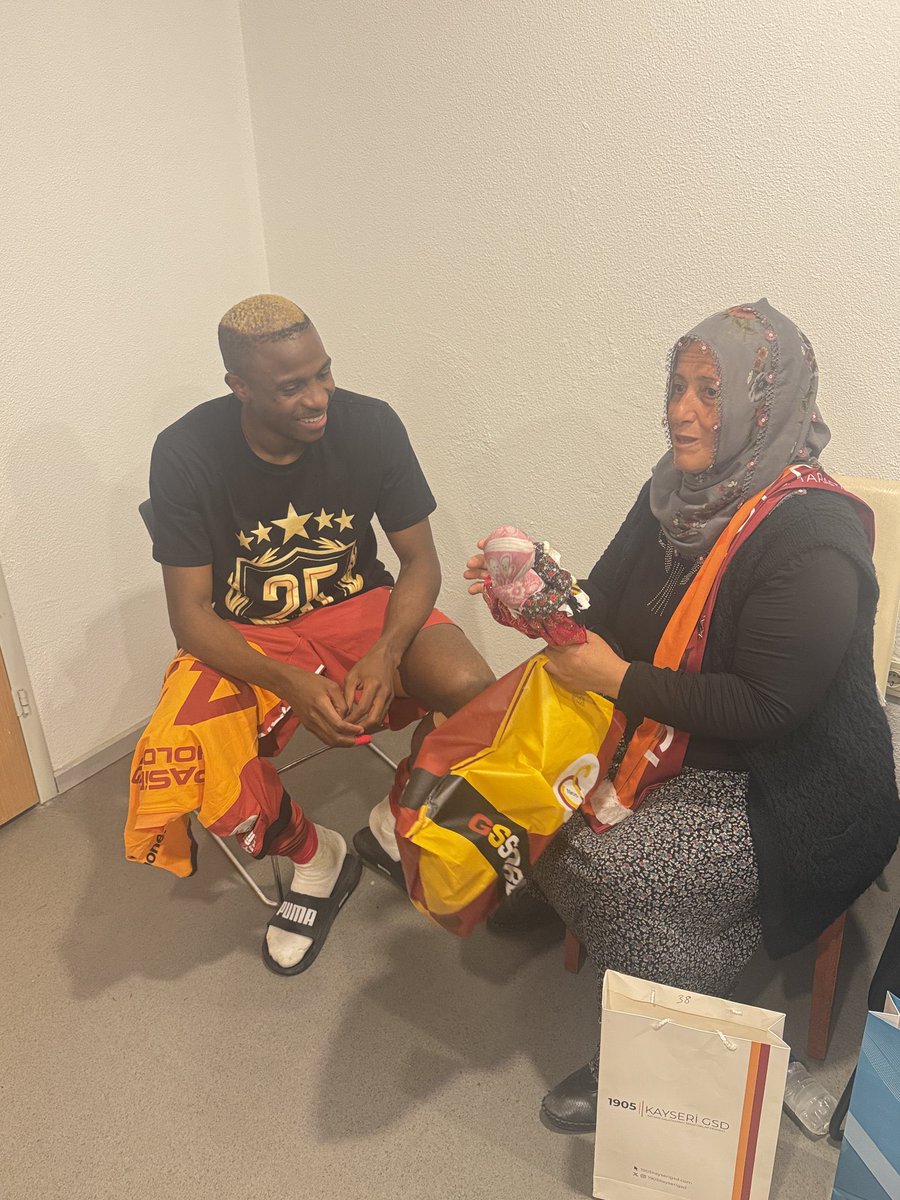 🥲 Victor Osimhen ve Neslihan teyze buluştu.