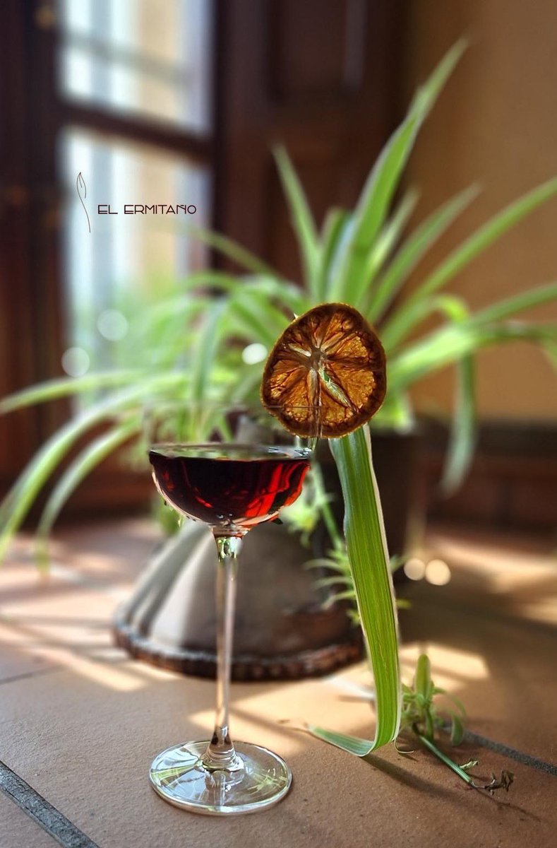 EXPERIENCIA VERMÚ 🍸

Que mejor forma para daros la bienvenida que con la bebida reina del aperitivo, que por mérito propio se ha convertido en la antesala perfecta de cualquier experiencia gastronómica. 

Las noches de los próximos 23 y 24 de mayo os invitamos al Vermú🍴