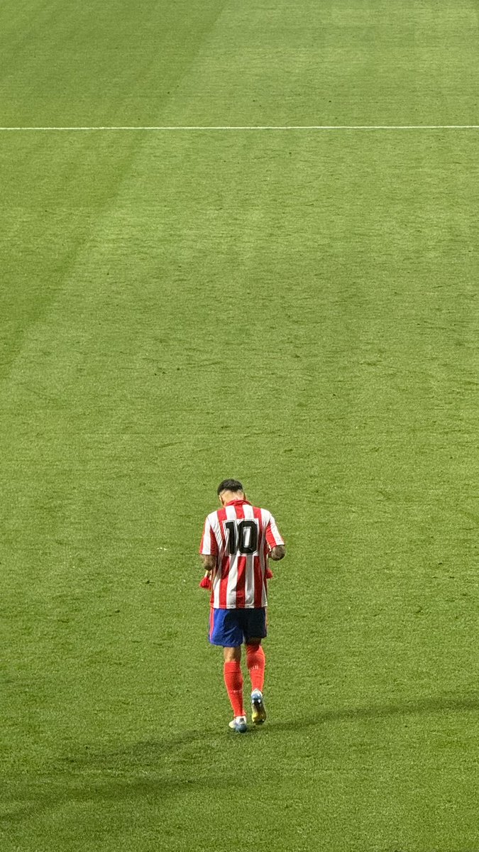Objetivoatleti's tweet photo. 🥹❤️🤍 Con esta camiseta se despidió Ángel Correa de la afición en el Metropolitano. 

📷 @cxrlxandone https://t.co/Nws078AAc8