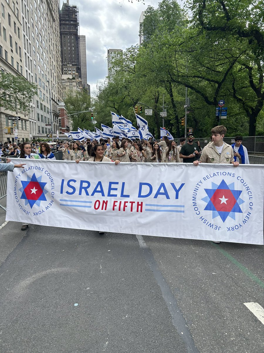JCRCNY's tweet image. The Israel Day on Fifth Parade has been AMAZING!! Thank you to the thousands who came out! 🇮🇱✡️ 

@UJAfedNY @GovKathyHochul