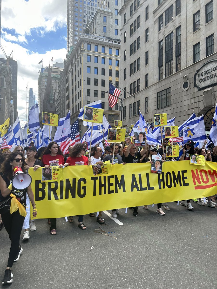 JCRCNY's tweet image. The Israel Day on Fifth Parade has been AMAZING!! Thank you to the thousands who came out! 🇮🇱✡️ 

@UJAfedNY @GovKathyHochul