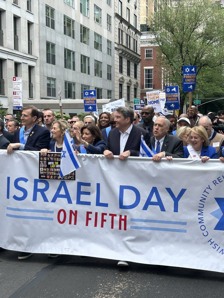 JCRCNY's tweet image. The Israel Day on Fifth Parade has been AMAZING!! Thank you to the thousands who came out! 🇮🇱✡️ 

@UJAfedNY @GovKathyHochul