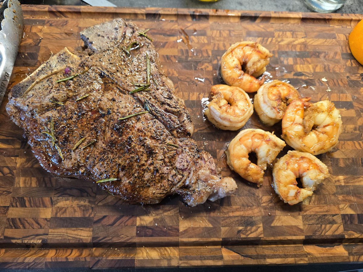 Zandman_in_tex's tweet photo. Dinner. #SurfnTurf https://t.co/R86F9CzbTW