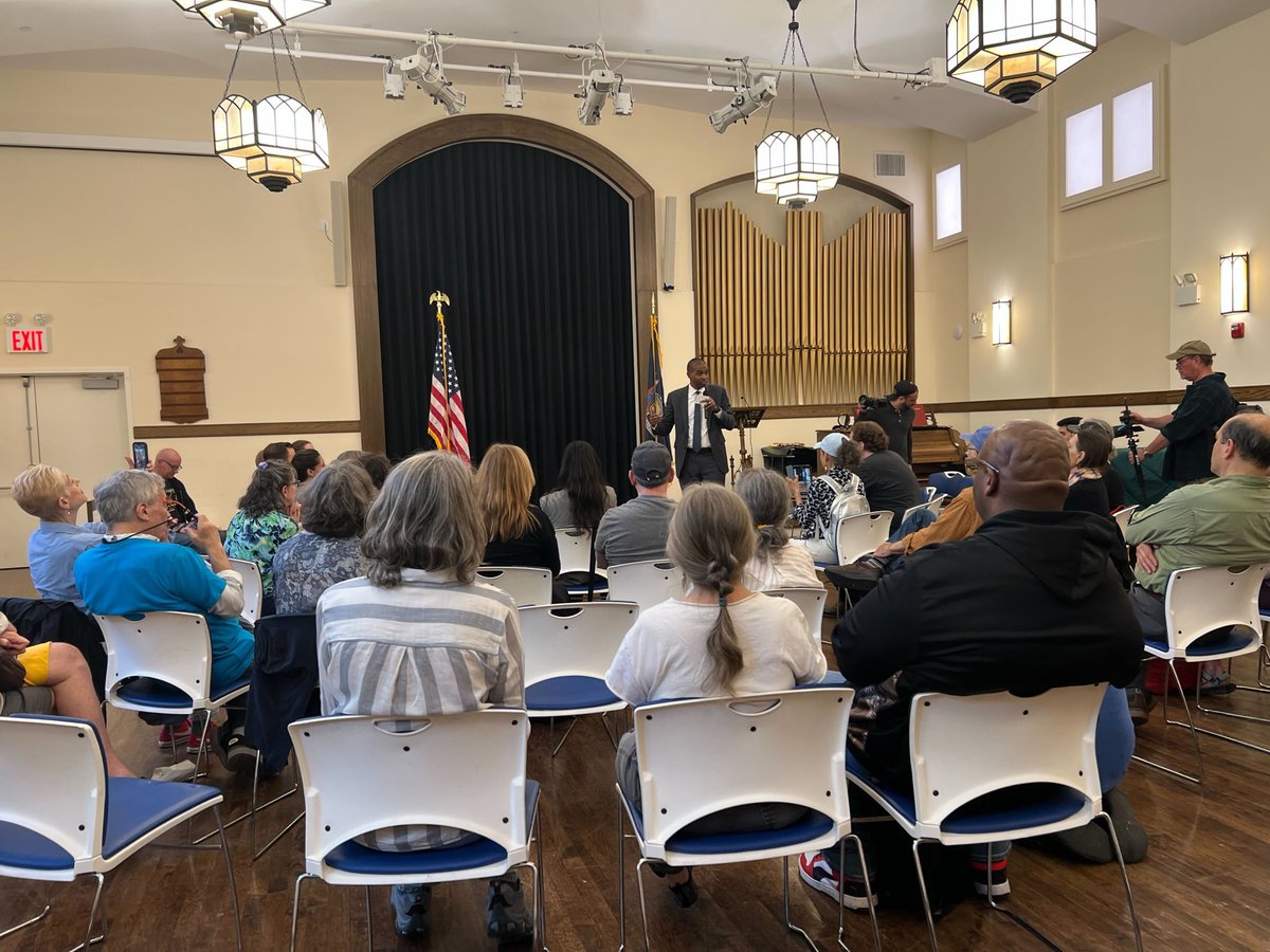 ESVoices's tweet image. ESV joined @LtGovDelgado at his Inwood town hall, where he addressed pressing issues from health care and housing to fair taxation.
New Yorkers spoke out against cuts to Medicaid and other vital programs they rely on to make ends meet. #LtGovDelgadoListens