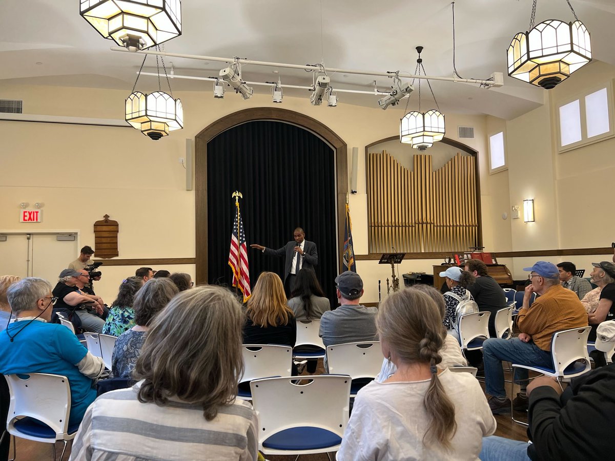 ESVoices's tweet image. ESV joined @LtGovDelgado at his Inwood town hall, where he addressed pressing issues from health care and housing to fair taxation.
New Yorkers spoke out against cuts to Medicaid and other vital programs they rely on to make ends meet. #LtGovDelgadoListens