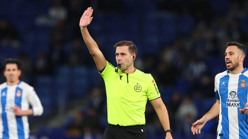 🟢 Clásico arbitraje de Cordero Vega en el Atlético de Madrid - Real Betis.

✍️🏻 𝟲,𝟱

▪️ No tuvo excesivo trabajo y así intentó que fuera durante los noventa minutos, dejando el protagonismo a los jugadores.

💥 El VAR anuló un gol al límite de Nahuel Molina.