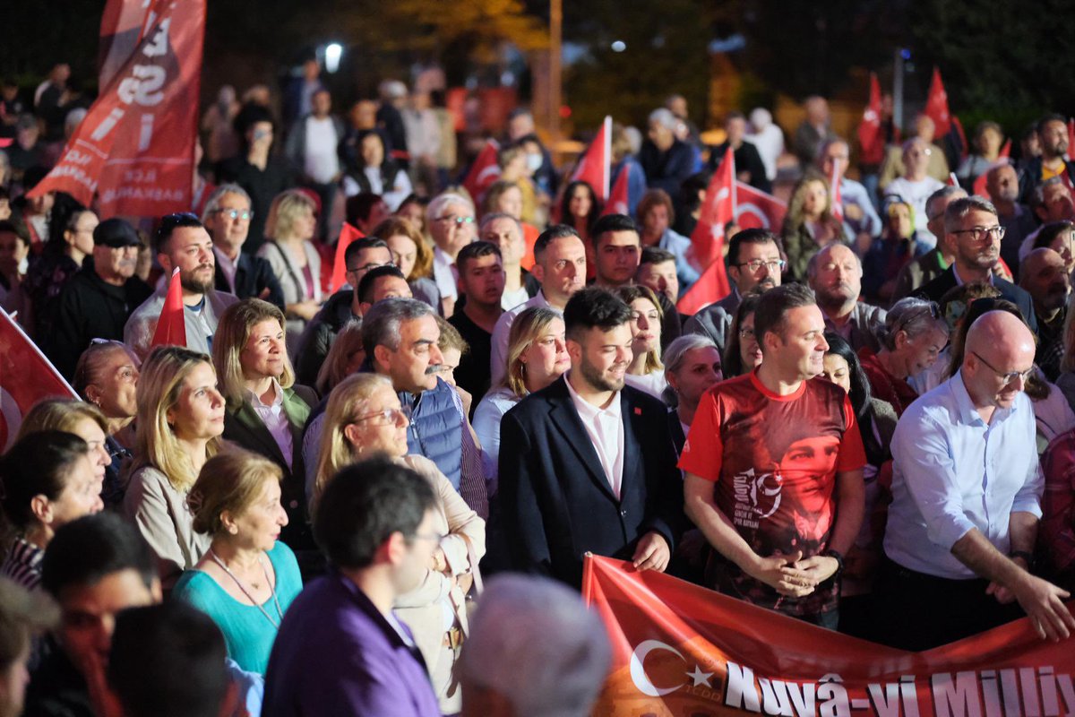 CHP Balıkesir İl Başkanlığımızın düzenlediği 19 Mayıs Atatürk’ü Anma, Gençlik ve Spor Bayramı fener alayına coşkuyla katıldık.
Atatürk’ün gençliğe armağan ettiği bu anlamlı günü, birlik ve umutla kutladık. Başta Gazi Mustafa Kemal Atatürk olmak üzere, istiklâl mücadelemizin tüm