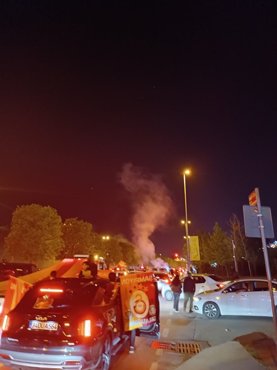 Kutlamalar tam gaz sürüyor ❤️💛
#GalatasaraySK 
#galatasaraysampiyon