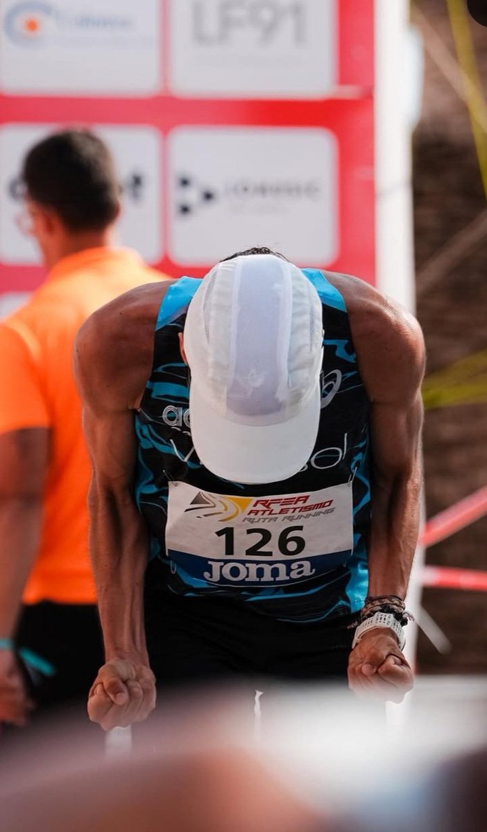 Me quedo con esa foto.
No sé si es rabia, alegría o liberación.
Pero sé lo que grita: “he podido”.
Olvidado, casi solo… y aún así, aquí estoy.
Ojalá esta vez sea la buena. Y pueda disfrutar de lo que le hace feliz.
#atletismo #resiliencia #emociones #deportejuvenil