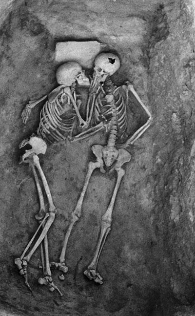 7. Un abrazo de 2800 años. 

Los "amantes de Hasanlu", que murieron alrededor del 800 a.C., fueron descubiertos en 1973.

Sus restos fueron encontrados entrelazados en lo que parece un abrazo íntimo o un beso, una posición que conservaron durante casi 2800 años