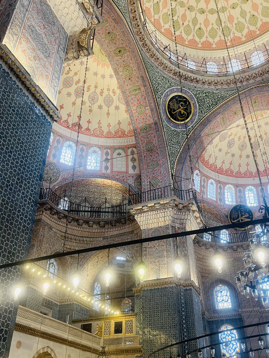 Tavanlardaki ince ince işlenmiş desenler, renklerin uyumu ve ışığın camlardan içeri süzülüşü… Hepsi birlikte sadece mimari bir ihtişamı değil, yüzyılların birikmiş duasını, sabrını, emeğini anlatıyor gibi.
#yenicami