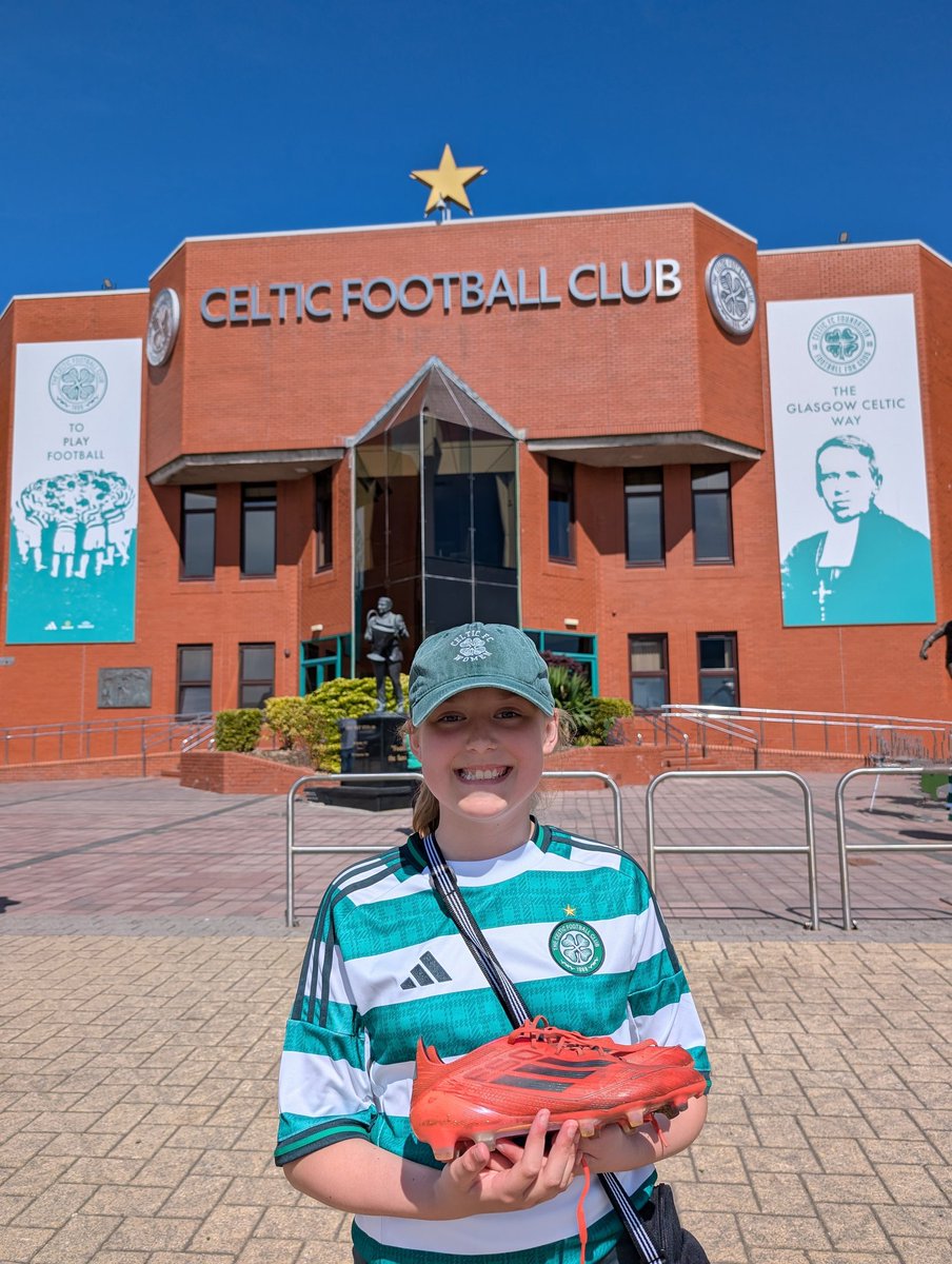 MILLERCC1's tweet photo. Thanks for making her day again @amygallacherr, you'll always be her hero. I'm a bit worried that she's only 12 and has bigger feet than you though 😂 https://t.co/p8UTKlCHS6