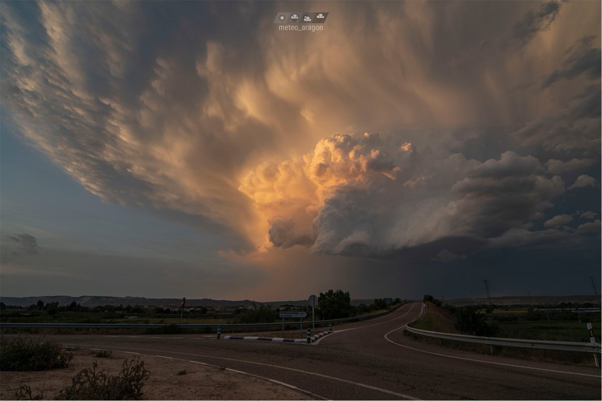 A ultima hora de este domingo, hemos podido disfrutar desde varias zonas de la provincia de Zaragoza de este imponente cumulonimbus, que por unos minutos se ha teñido de tonos naranja durante el atardecer ⛈️🌇