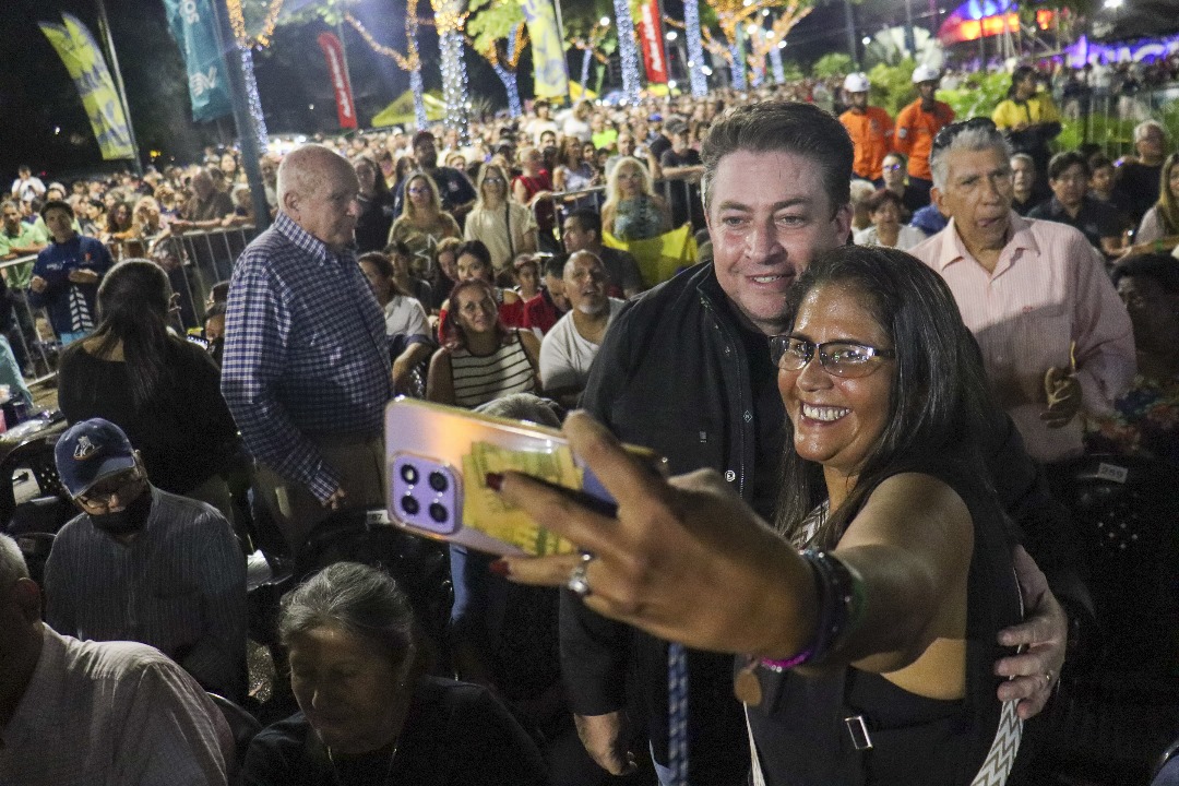 EnverConde's tweet photo. A los pies del Cerro El Ávila, los caraqueños se llenaron de nostalgia al escuchar 🎵 “Voy de Petare rumbo a La Pastora” 🎶

¡Que gran concierto en @Chacao! https://t.co/d808GgiafI
