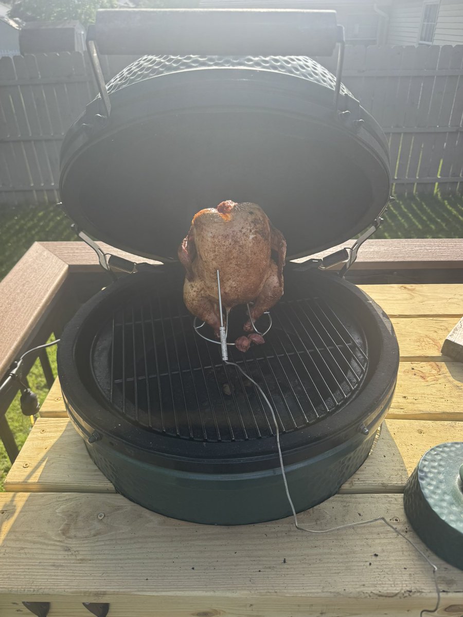 dawgsandelfs's tweet image. Roasted whole chicken on the #BigGreenEgg