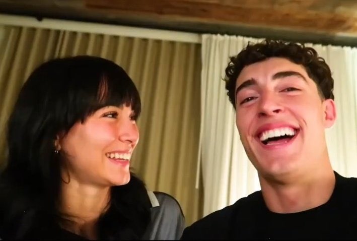 entre lo de lola índigo e illojuan liados y aitana y plex, javi hoyos no da a basto