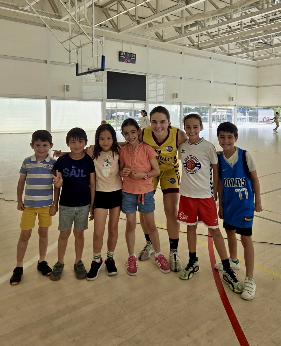 ¡¡¡La afición de ⁦<a href="/BasketCbc/">Baloncesto Buen Consejo</a>⁩ se vuelca con sus entrenadores!!! Enhorabuena a nuestra entrenadora María por clasificarse para la siguiente de Ronda de Playoff…, ya estás a un paso de la F4!!!!