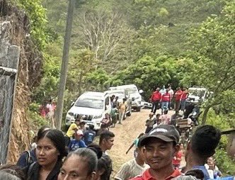 Rixi la que camina con el pueblo, solo para la foto por qué se va en Prado blindada y también en helicóptero Airbus de 22 millones de dólares. Hipócritas, dan asco!