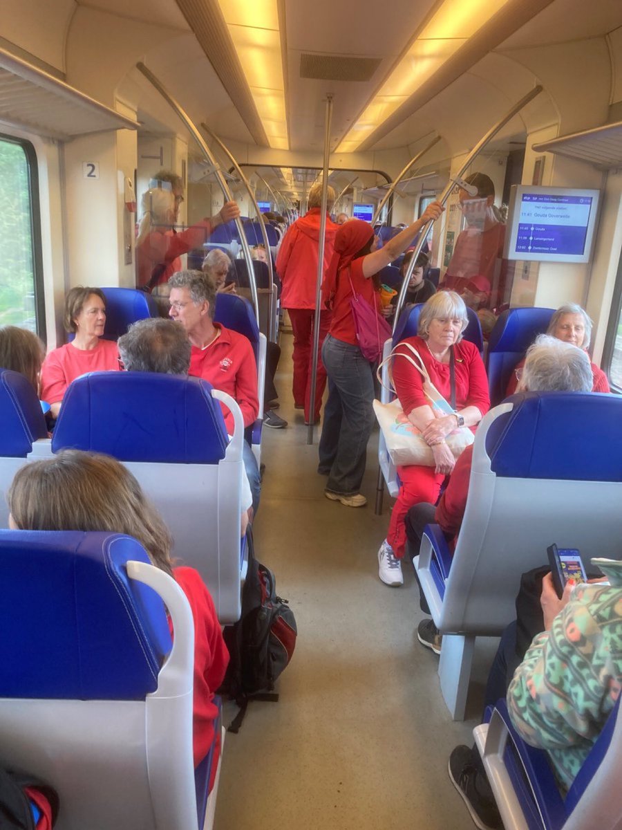 RosasMarysol2's tweet image. Hoe zou dat nu voelen om onderweg te zijn om terroristen te steunen 🤔

#Rood #Terroristen