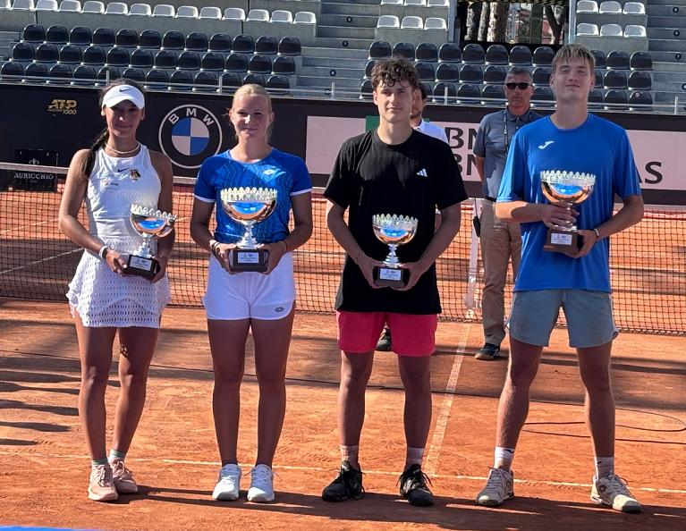 W tym tygodniu w Rzymie rywalizowali nie tylko zawodnicy WTA i ATP. 

Polska młodzież U16 znakomicie zaprezentowała się w turnieju Tennis Europe Super Category.

🏆 Rywalizację chłopców wygrał Jan Skrzyński, który w finale pokonał Jana Urbańskiego 6:4, 2:6, 7:6. Zwycięzca jest