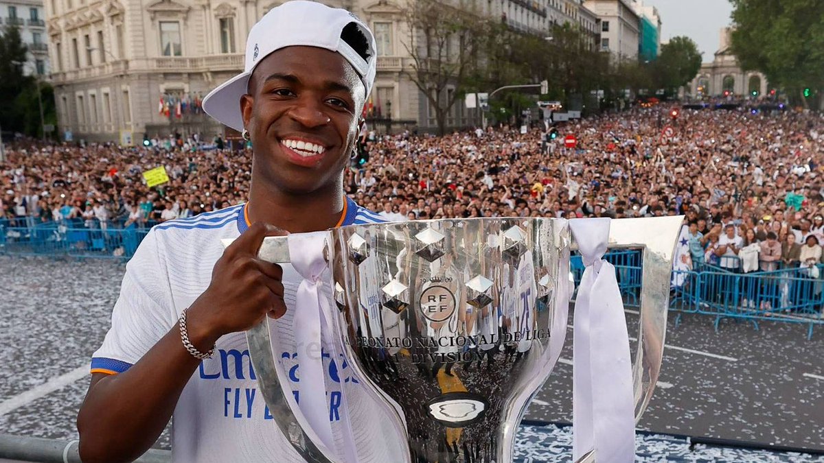 moraii7vj's tweet photo. A este le quieren dar el Balón de Oro.....

Vinícius en 2022 con literalmente las mismas estadísticas ganando Supercopa, Liga, Champions marcando el gol en la final y siende el mejor jugador joven del torneo quedó NOVENO

El PR del Barça es inigualable https://t.co/eMNfeiK1RD