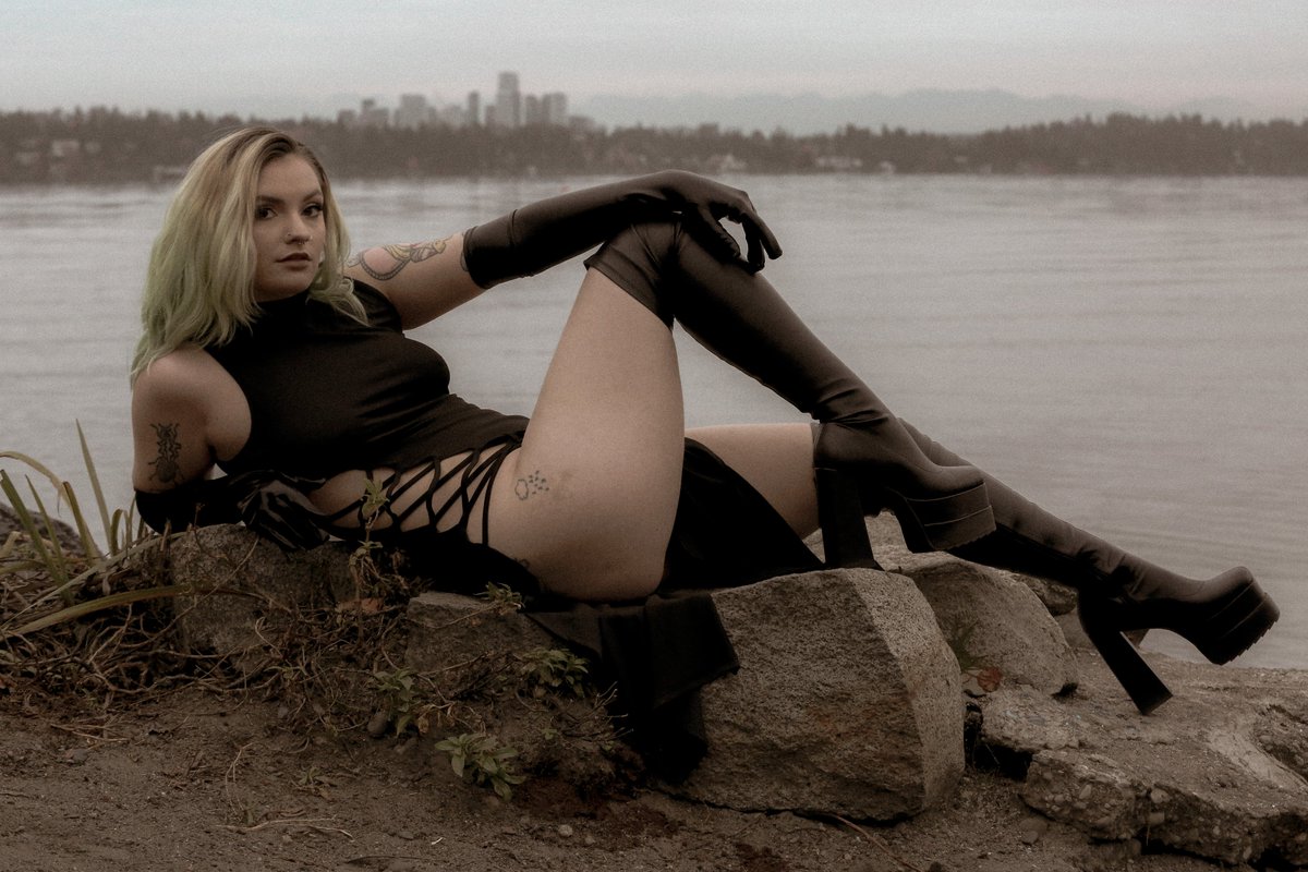specialfxxx's tweet photo. Photos by @mau_sea @mau_sea.photo 
#seattle #seattlemodel #seattlephoto #cutoutdress #cutout #lamoda #tallboots #blackandwhitephoto https://t.co/wu9JzN6PiP