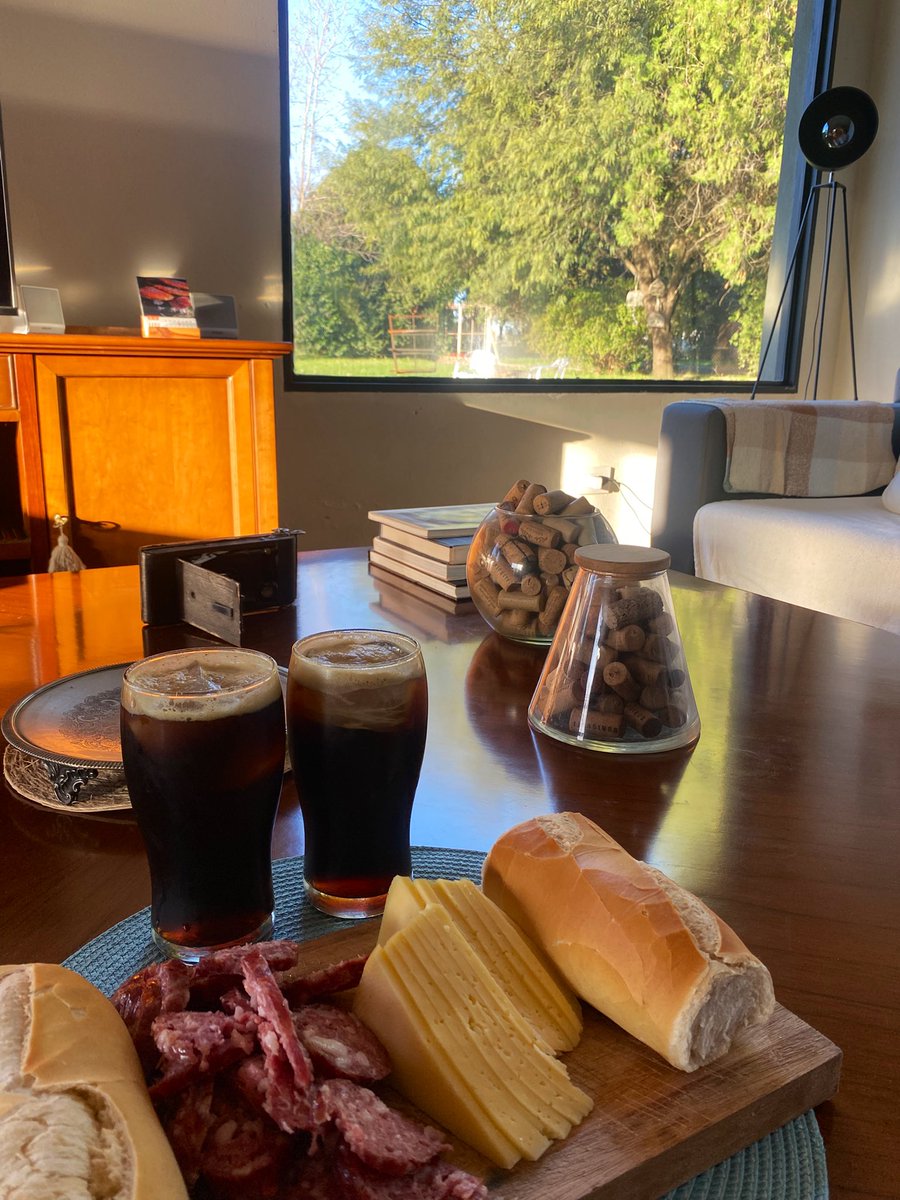 Merendando. 

Si no sabe de meriendas no opine