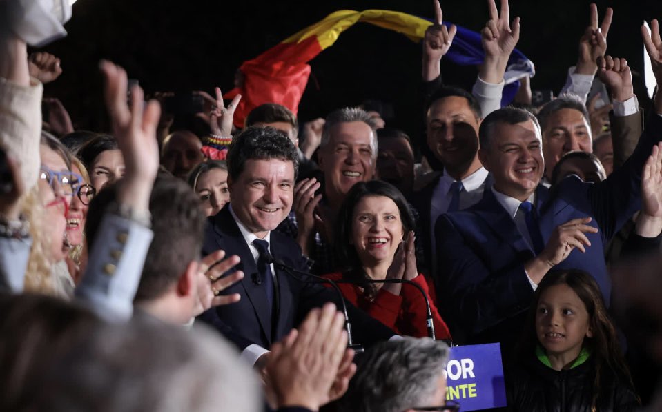 Ce soir, la démocratie a gagné en Europe grâce à une mobilisation massive du peuple roumain. <a href="/NicusorDanRO/">Nicușor Dan</a>, maire de Bucarest est le nouveau président. Maintenant, au travail pour la Roumanie et pour l’Europe.